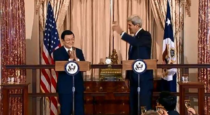 Trong bữa ăn trưa tại Bộ Ngoại giao 24/7, khi ông J. Kerry nâng ly chúc mừng thì ông Trương Tấn Sang vỗ tay. Ông Kerry phải chỉ tay nhắc nhở ông TTS mới nhìn thấy ly rượu bên cạnh...