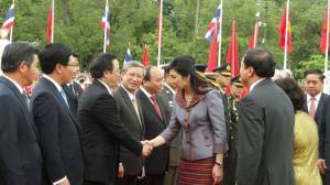 ... bắt tay Ngoại trưởng VN, ông Phạm Bình Minh