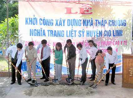 Sáng ngày 21/7/2013, Bộ trưởng Y tế, bà Nguyễn Thị Kim Tiến đang khai... xẻng khởi công xây "Nhà tháp chuông" tại nghĩa trang liệt sỹ Gio Linh, Quảng Trị 